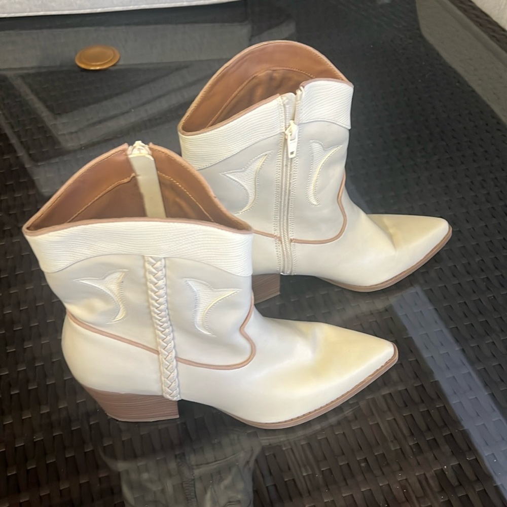 Universal Thread (Target) White Booties - image 1